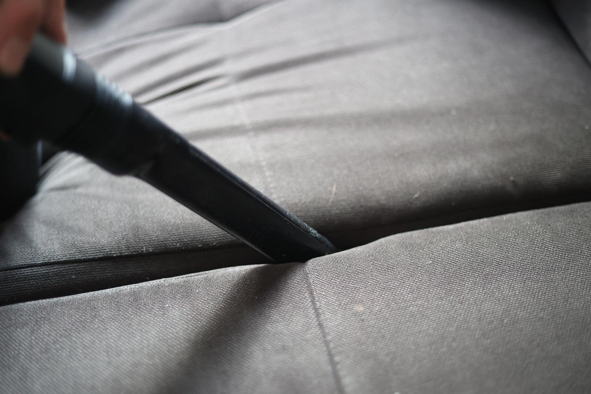 Reinigung der Sofaritzen mit Fugendüse des Shark Stratos